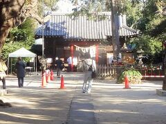 　拝殿です。
　主祭神は、大己貴命(おおなむちのみこと)です。先ほどの大宮の氷川神社の主祭神である須佐之男命(すさのおのみこと)の子供(子孫)となります。ちなみ、これから行く氷川女體神社の主祭神は、お母さんの稲田姫命(いなだひめのみこと)ですので、両親に挟まれて鎮座していることとなります。