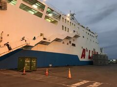 デカイ８千トンクラス、マルエーフェリーのあけぼの
サイドの階段でデッキにあがる
こういうのは鹿児島～奄美大島航路以来
乗船はこれに限る