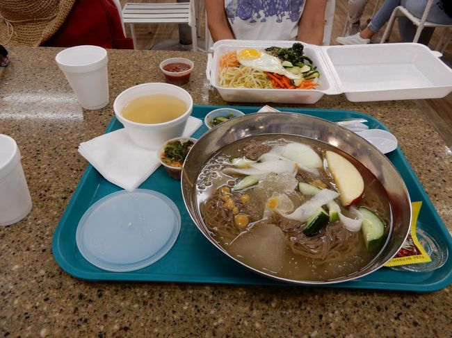 パラママーケットの、フードコートでランチ