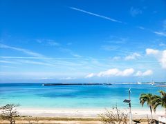 というわけでまずは空港からも近いパイナガマビーチへ！
青っ……！！！
初めて沖縄本島に行ったときも海の青さに吃驚しましたが、宮古島の海めちゃくちゃ綺麗…！！！
幾筋もの飛行機雲が走っているのがまた良いですね…！
これは確かに何度も来たくなるのがわかります！