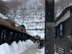 さて、鶴の湯にやってきました。
雪が５分の1くらいしかありません。
もちろん名物のガタガタ道も雪などありません。
観光客もまだいません。