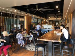 ハワイ・ワイキキ【カイ・コーヒー】アロヒラニ・リゾート・ワイキキ・
ビーチ店のシーティングスペースの写真。

朝から混んでいます。