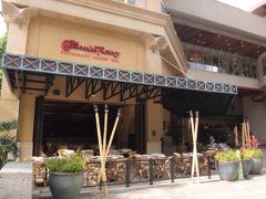 ハワイ・ワイキキ『Royal Hawaiian Center』C館1F
【The Cheesecake Factory】

『ロイヤルハワイアンセンター』にある
【ザ チーズケーキ ファクトリー】の写真。

開店準備をしています。