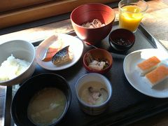 ２日目の朝。
ちょっと遅めに起きて、ホテルの朝食バイキングへ。