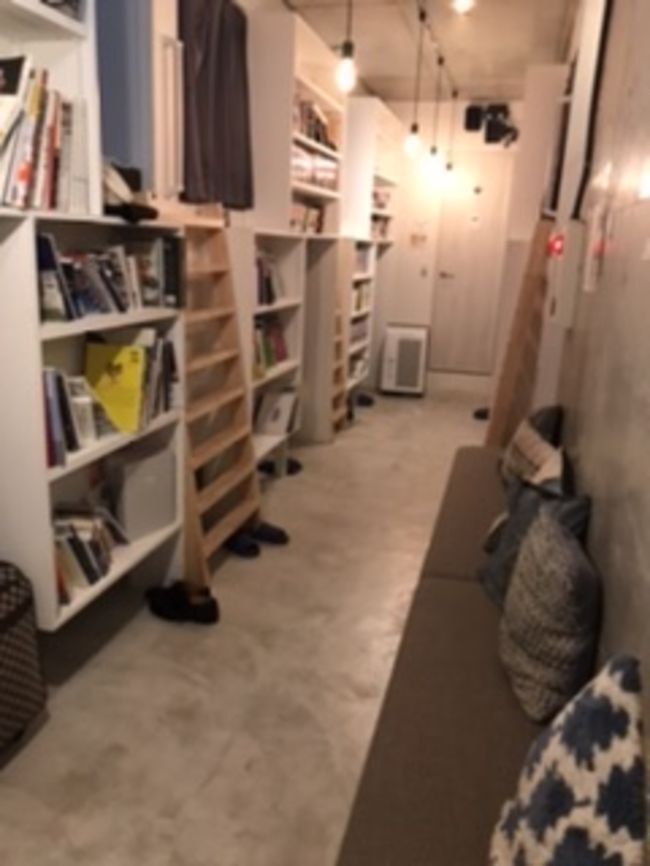 チェックインしてフロアへ。わたしは、安いプランなので地下一階の本棚に囲まれて寝ます。本当に本棚！！