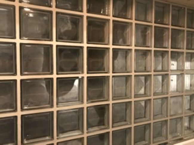 上を見上げるとエントランスのガラス張りが見えました。上でお客さんが電話してらっしゃいました。