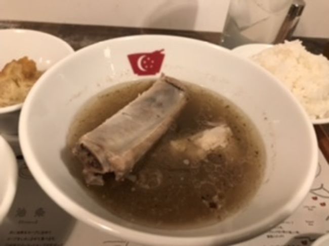 お楽しみの肉骨茶ー！そのお味は…ペッパースパイスが効いていて美味しいー！本場シンガと同じくらい美味しかったです。