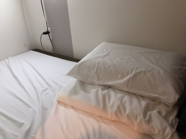 お部屋大公開！本当に寝るだけのスペースのみです！夜行バスに比べると横になって寝れるだけで幸せというものです！