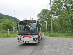 バスに乗り換え、旅の出発地・谷川岳ロープウェイ乗り場バス停に到着！

