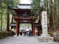 混雑を潜り抜けて...
やってきました、二荒山神社