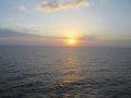 パレルモの日の出は７時３分、イオニア海の水平線から真っ赤な太陽が昇って来ました。