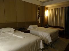 23：25　空港から5分で到着。これで30元は高いな・・。

デポジット1000元　フロントは英語可