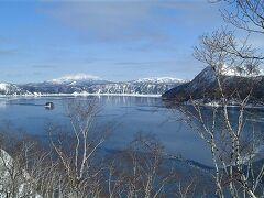 真冬の摩周湖
鏡のように凍った湖面を凍った風が撫でていきます。
小さなカムイシュ島が良く見えました♪
