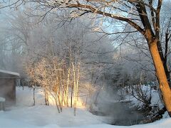 ２泊目　川湯温泉の朝（川湯観光ホテル泊）
翌朝は冷え込んでマイナス２４．９℃を記録！！
木々が霧氷をまとい、幻想的な光景を醸し出していました。

