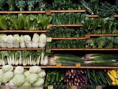 ホテルに行く前にFoodland Farmsで明日からの食料調達。

基本的に朝食はホテルでとり、私が作ることにしました。
お皿洗いは主人です！

ハウスキーピングが3日に1度しか入らないらしいので
洗わなくては。

トランプはお皿も全部洗ってくれたのにな（ーー）。