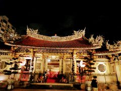 龍山寺へ来ました。
台湾のお寺って夜もきれいですよね。
この旅、不調になったこともあったけど行きたいところは回れたお礼と
また来られますように。
家族みんな元気で過ごせますように！