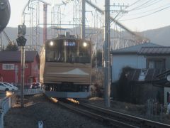 富士急ハイランドを背に走るこの富士急電車は元JR東日本205系の開業90周年記念車両です