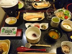 朝食の用意が整ったとの電話をいただき、朝食へ。
昨日と同じ個室に案内していただきました。

おかゆに味噌汁と香の物、焼鮭にサラダ、温泉卵に温泉湯豆腐ととても健康的な朝食です。
朝ということもありますが、昨晩どんちゃん騒ぎをした訳でもないのに、高級な雰囲気の前に僕たちは無言のまま箸を進めます。

友人A「・・・・・」
友人B「・・・・・」
友人C「・・・・・」
僕「・・・・・」

－　沈　黙　－

（自分もそうだけど）友よ、貴方達はなぜ沈黙しておられるのですか。

まあとはいえ、ご飯もお替りしましたし、しっかり美味しく食事を摂りました。