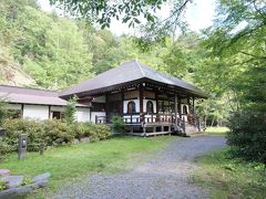 遊歩道の向こう側には、お寺がありました。
日光山温泉寺というお寺です。

輪王寺の別院にあたるお寺で、大変歴史の古い寺院です。
本堂の中は入ることができ、写経体験ができるようです。

後で調べて分かったことですが、その名の通り温泉に入ることができるお寺なんですね。

再び歩いて駐車場に戻り、車で竜頭ノ滝を目指します。