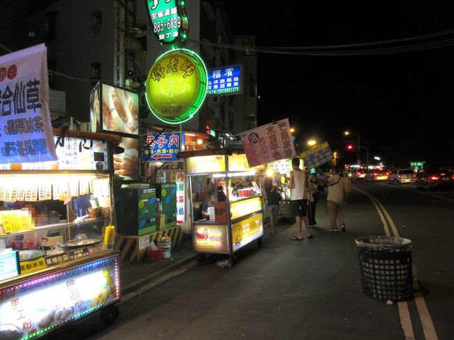 どこで食べようか色々見て廻りましたが、臭豆腐の匂いを嗅いだら一気に食欲が失せてしまった・・。
