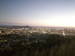 　ハワイ最終日の前に、記念としてホノルルの夜景を見ておこうと、夕方からタンタラスの丘ツアーを申し込んでおりました。丘は日が沈む前に到着したので、段々と日が暗くなる様子が見れました。