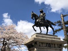 伊達政宗公が築城した仙台城、青葉山にあったから青葉城とも。
仙台と言えばこの伊達政宗公像。天気良すぎて顔が影で良く見えません。