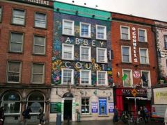 宿泊先の「ABBEY COURT HOSTEL」です。
ネットで予約するときに「ホステル」のスの字を見落としてました。
アイリッシュ ブレックファストが食べたかったので朝食付きにしたのですが、ホステルじゃ無理です。大失敗！
室料は69ユーロ。領収書をくれなかったことに気付かず、これまた失敗しました。
悪いことばかりが頭を過ぎりましたが、場所は最高です。

