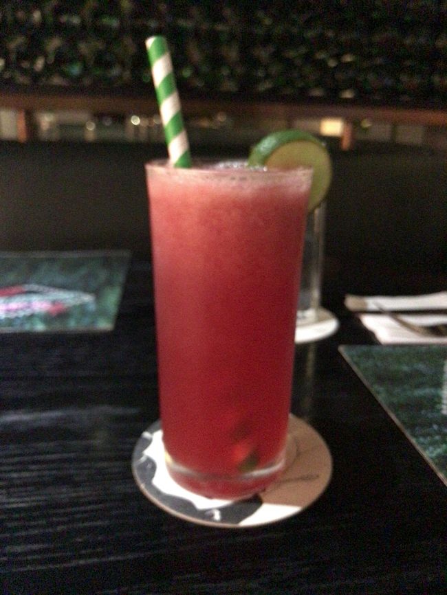 暑い国にきたらスイカジュースです。