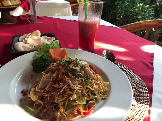 ウブドでミーゴレン！<br />ここでもやっぱりスイカジュース（笑）