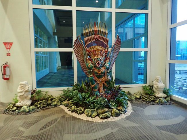 バリ島到着。<br />なんかが出迎えてくれました！！