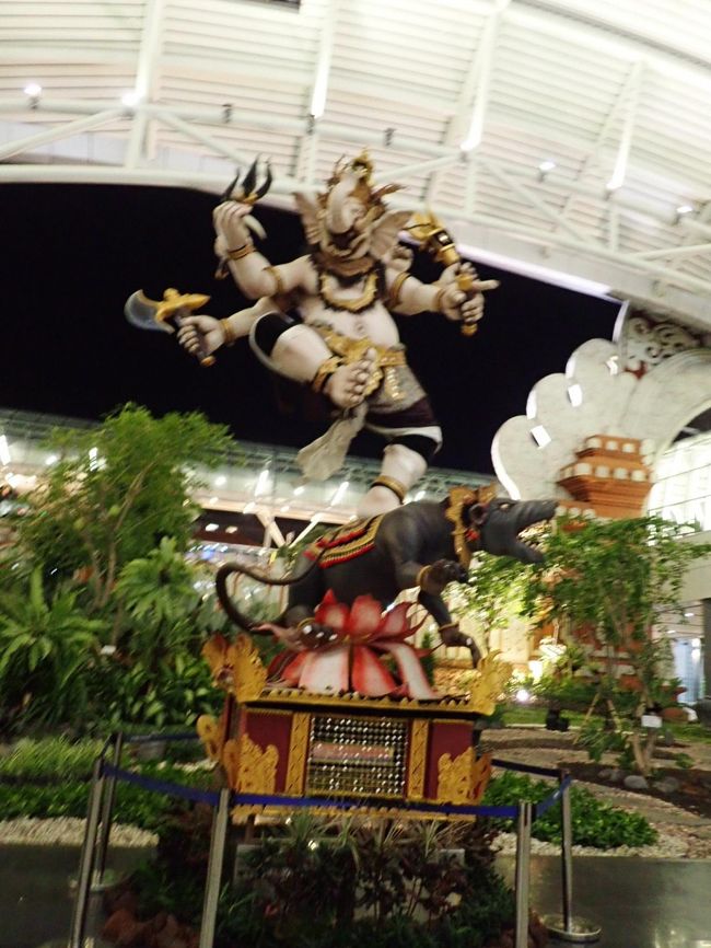 デンパザールの空港。<br />なんかわかんないオブジェっぽいのがたくさんいます。