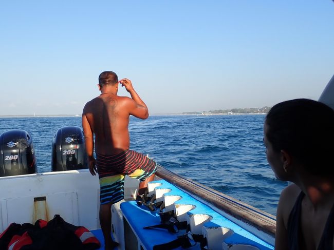 海に感謝してお花をまきます。