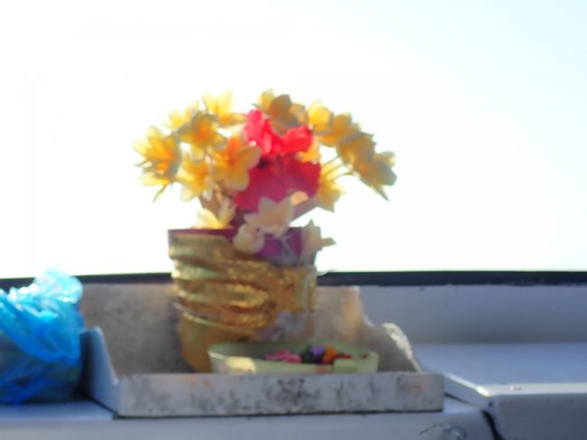 下側にあるお花を海に捧げてお祈りします。