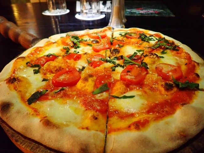 お腹すいたのでホテルのお向かいにあるレストランでピザ。<br />美味しくはないかな。