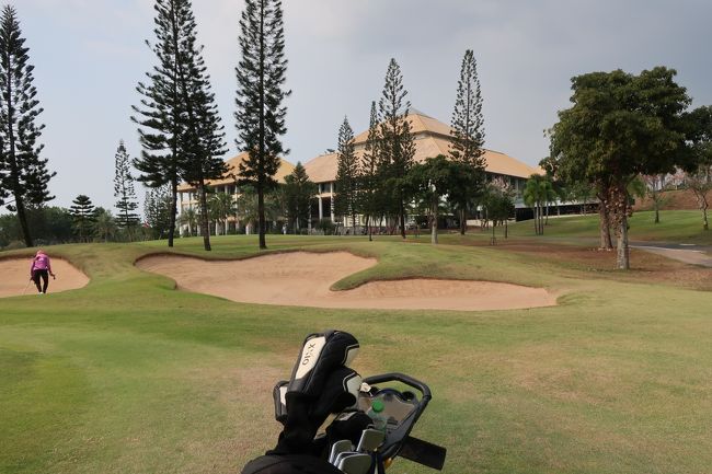 ■【PHONNIX Gold Golf &amp; Country Club】<br />Retox Golf Bar<br />Gf=1200<br />Ca=400<br />CaTip=別途<br />競技無しプレーのみ<br />■参加25名/4名がキャンセルしてた。6番組/午後スタート。<br />バンは3台、帰りは2番バン車