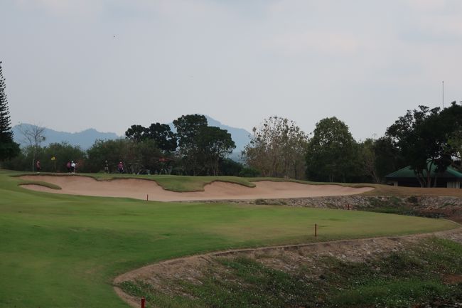 天候は、あまり暑くなかった。<br />ほんの1ホール、雨がポツリ...すぐ止んで、曇り空。<br />池越えショートホール、今回はワンオン...前回の経験が生きる。