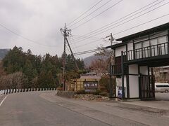 湯西川温泉の中心地からさらに車で5分、本日の宿《平の高房》に着きました。