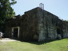 写真はペリリュー島第二次世界大戦記念博物館で日本軍の通信局として使用していた建物。