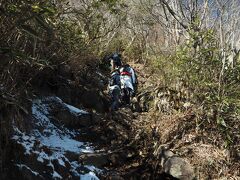 さらにきつい階段が続きます。ゆっくり登ると、