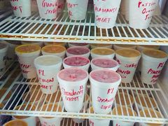 戻ってからは近くの高橋果実店へ。

種類が多くて悩みます…！


「開けたらすぐ閉める！」と日本語表記で書いてあります！
ので､ガラス越しに写真を撮ったらガッツリ映り込みましたね(笑)

