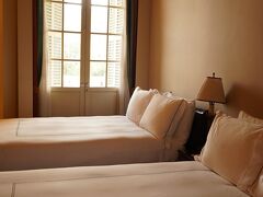 イメージ通りのクラシカルなお部屋です。

今回はクイーンベッドｘ２＆ベビーベッド１台です。

エキストラベッドも依頼しようと思っていたのですが
ベビーベットとエキストラベットは
スペース的に無理（→スイートを予約してほしい）とのことだったので
エキストラベッドなしのツインのお部屋になりました。

予約サイトによっては
「子ども料金は追加なし」だったりするので
子連れ旅行はその辺しっかり確認が必要ですね。

ちなみに今回ホテルのサイトから予約しましたが、
サイトで謳っている内容と
予約担当からのメールの内容に相違があり
事前に何度かもめました笑

一応ラッフルズという名の通ったホテルなので
私が期待をしすぎていたのかもしれません。。
