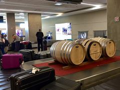 【メンドーサ空港】

メンドーサの空港には、ワインの樽とかボトルが置かれています～

いきなり気分が盛り上がります～

