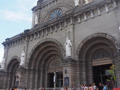 やって来たのはマニラ大聖堂。
スペイン統治時代の1571年に創設。第二次世界大戦で破壊されたが、戦後にネオロマネスク様式で再建されたそう。