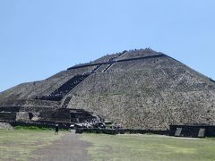 やっと太陽のピラミッドの近くまできました。
太陽のピラミッドは、エジプトのクフ王、カフラー王のピラミッドに次いで世界3番目の大きさだそうです。
どおりで近くに見えるのになかなか辿りつかない訳です。