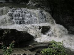 三段滝公園。堆積岩の上を滝になって流れる川です。