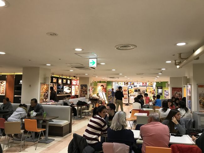 下に降りてきました。東京タワー内は、お土産屋さんとフードコートがありました。