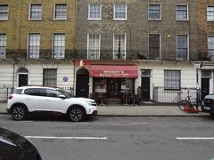 気を取り直してランチに向かいます。
ランチはSpeedy's Sandwich Bar & Cafe！
キングスクロス駅からユーストン駅へ。
歩いてもいい距離なんだけどただチューブに乗りたくて笑
ユーストン駅からすぐのこのお店は説明不要のシャーロックロケ地！

すごい、すごい、ドラマで見たままのお店が実際にある！と感激しまくり。
２階にシャーロックが住んでそう。
ハドソンさんがフッフー♪って言いながら出てきそう。
とりあえずお店に入る前にいろんな角度から撮影しまくる。
