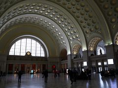 ＤＣユニオン駅はアムトラックや、メトロ、近郊とを結ぶ通勤列車のターミナル駅となっていて、車社会のアメリカの中では屈指の主要駅。
ここは珍しく日本みたく駅に、色々なショップやフードコートが入っていて、ユニクロなんかもあったのよ♪