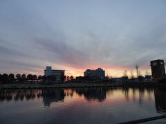 夕暮れの公園。有名な富岩運河環水公園スタバカフェへ。