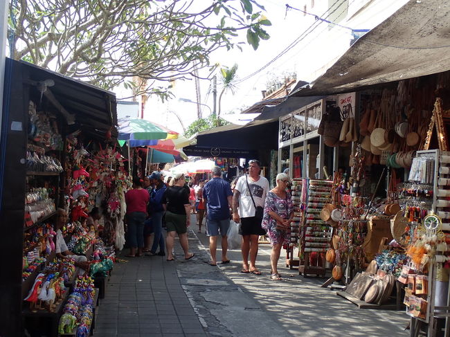 ウブドのお土産屋さん通り。